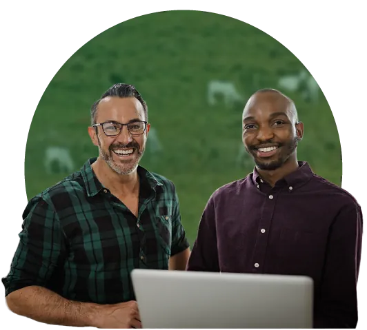 Dois parceiros JetBov conversando em frente ao notebook